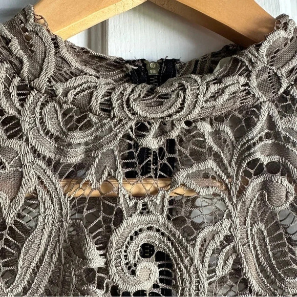 Free Kisses Sheer Lace top.  Olive green w/ zipper up the back Sz M - Picture 3 of 6